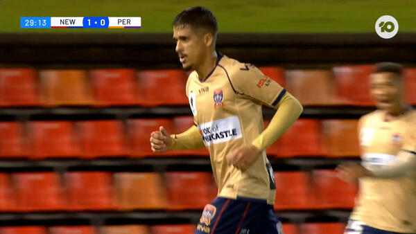 GOAL: Penha - The Brazilian fires a rocket