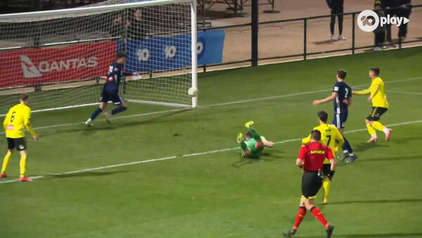 CHANCE: Heidelberg centimetres away from taking it to extra time | Oakleigh Cannons v Heidelberg United | Australia Cup 2024 Round of 16