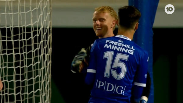 SAVE: Glover:  Denies Schroen's free-kick with an audacious save | FFA Cup