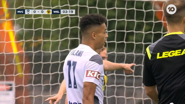 CHANCE: Folami - Dances past Nix defenders into the box | FFA Cup