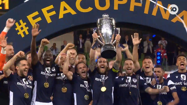 Melbourne Victory lift the FFA Cup trophy | FFA Cup 