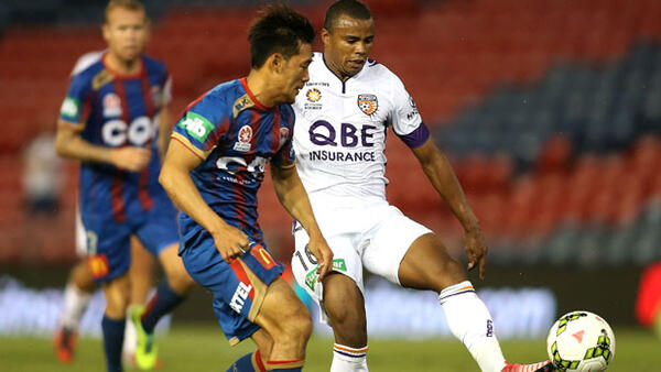 Jets defender Kije Lee fights for the ball with Glory winger Sidnei Scoila.