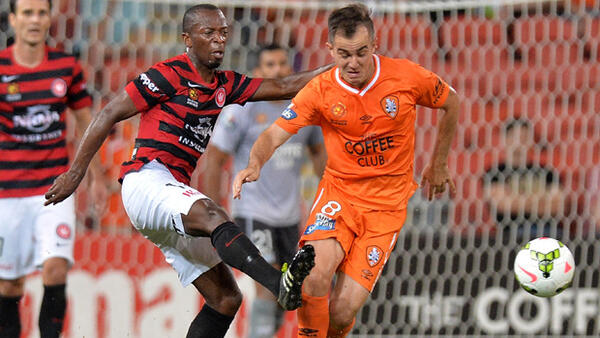 Wanderers winger Romeo Castelen challenges Roar midfielder Steve Lustica.