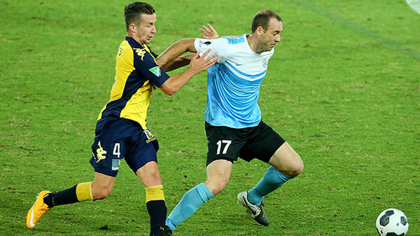 Kristian Rees fights for the ball with Central Coast Mariner Richard Vernes.