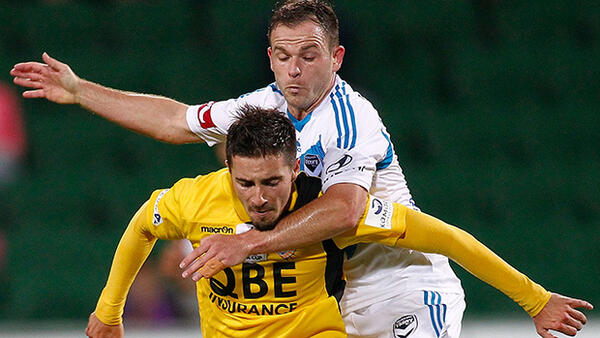 Broxham fights for the ball with Glory striker Jamie Maclaren.