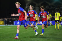 MELBOURNE, AUSTRALIA - OCTOBER 04: Oscar Fryer of the Jets zck during the Australia Cup Final match between Heidelberg United FC v Newcastle Jets FC at Lakeside Stadium on October 04, 2025 in Melbourne, Australia. (Photo by Daniel Pockett/Getty Images)